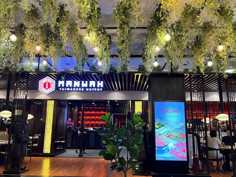Thực khách đến Manwah sẽ được tự mình khám phá hành trình ẩm thực đặc sắc với nước lẩu ngọt vị tự nhiên, kết hợp hầm cùng các loại gia vị dậy mùi thơm đặc trưng của Đài Loan