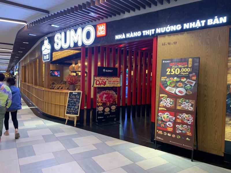 ﻿Chi nhánh của Sumo Yakiniku tại đường Phạm Văn Đồng rất dễ tìm, nằm ở trung tâm thương mại nên cực kì sang trọng và sáng sủa