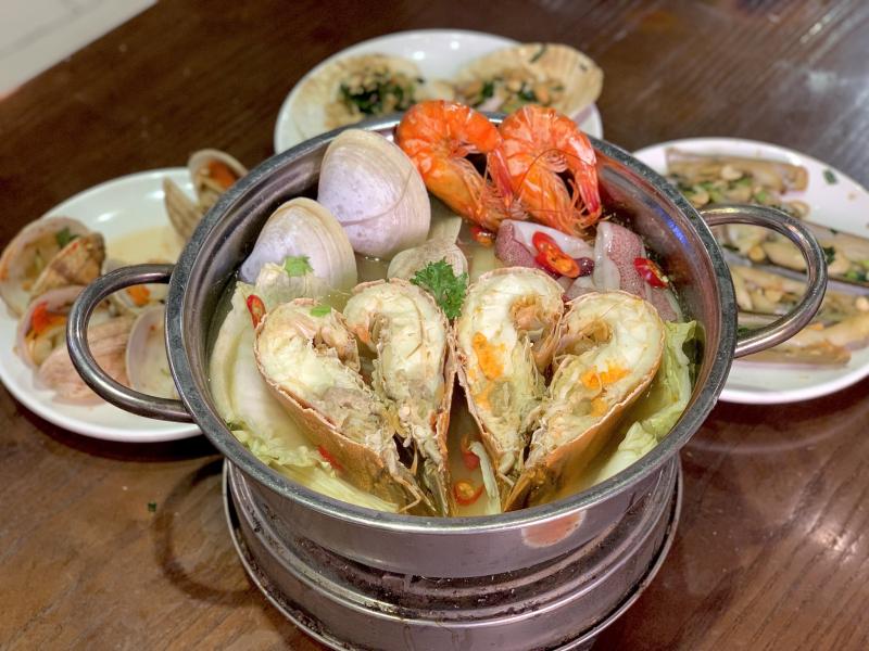 Hương vị của buffet lẩu hải sản tại Bay Seafood Buffet là một sự kết hợp tuyệt vời giữa hương vị tươi ngon, ngọt ngào và đậm đà của hải sản cùng với hương vị đa dạng của nước lèo và gia vị.