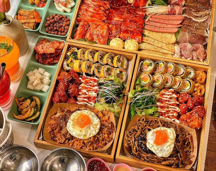 Có nhiều lựa chọn tokbokki khác nhau như: truyền thống, thịt ướp, thịt ướp phô mai, thịt ướp xúc xích chả cá Hàn Quốc, thịt ướp xúc xích chả cá Hàn Quốc phô mai, gà cay, gà cay phô mai và lẩu tokbokki.
