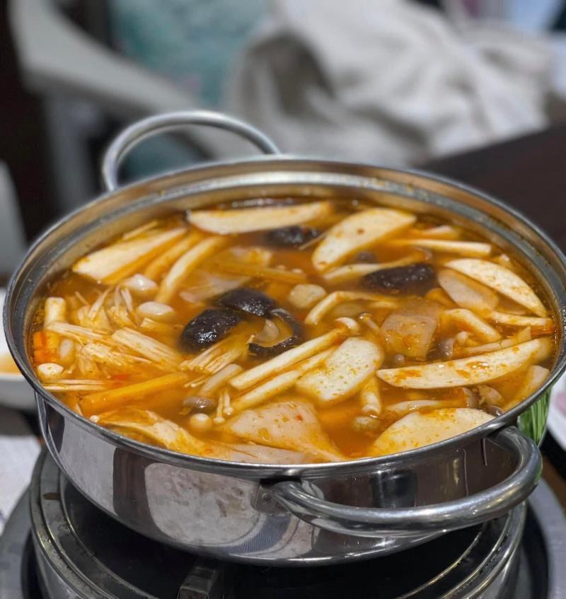 Một số loại lẩu ngon mà bạn không nên bỏ lỡ khi đến METTA Vegetarian là lẩu Tomyum - sự kết hợp của nhiều nguyên liệu và gia vị khác nhau, đặc biệt trong số đó phải kể đến lá chanh Kaffir, hương vị chua nhẹ, cay hơi nồng, thơm thơm của sả, thêm chút ngọt sẽ khiến bạn thích mê đến tận giọt cuối cùng.