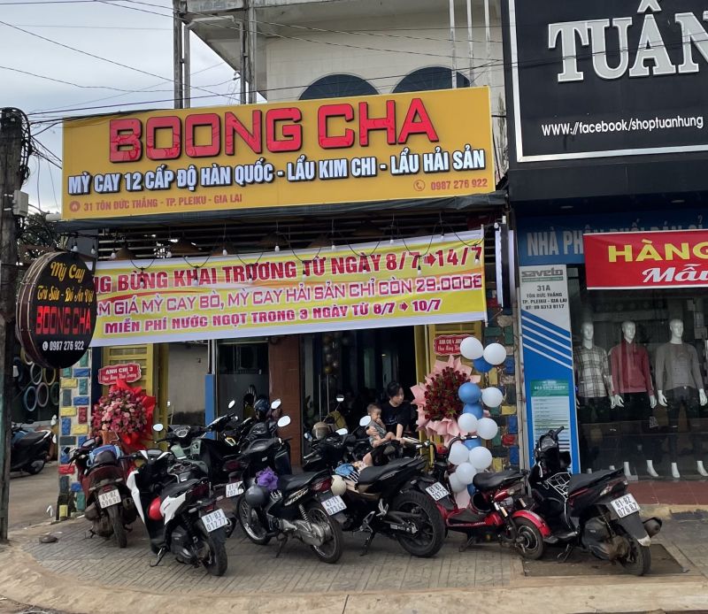 Mỳ cay Boong Cha là quán ăn thu hút nhiều bạn trẻ đến thưởng thức ở TP. Pleiku, Gia Lai