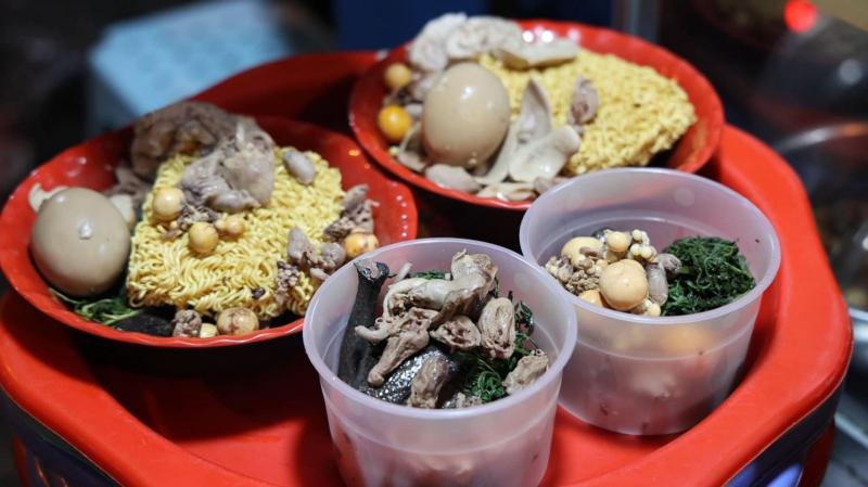 Mì gà Tần nằm tại số 24 Hàng Bồ, Quận Hoàn Kiếm, Hà Nội là một quán bạn không nên bỏ qua khi muốn thưởng thức món ngăn có giá cả phải chăng mà hương vị rất ngon tại Hà Nội