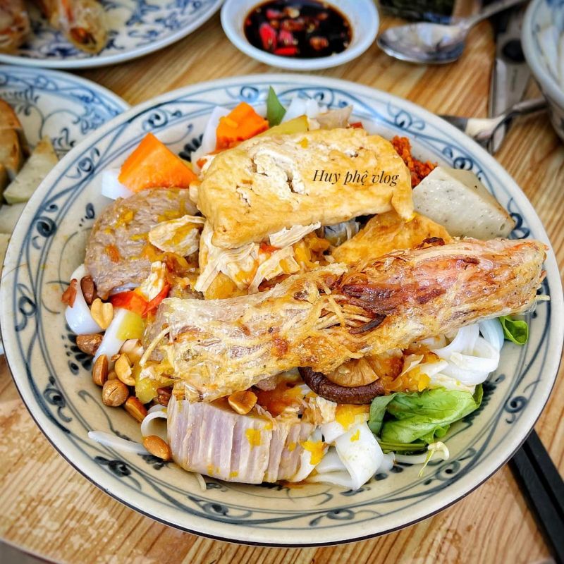 Hương vị của mì Quảng cũng có sự cân đối giữa các thành phần chính và gia vị. Món ăn có hương vị ngọt ngào từ nước lèo, hương vị đậm đà từ thịt và hải sản, và hương vị tươi mát từ rau sống.
