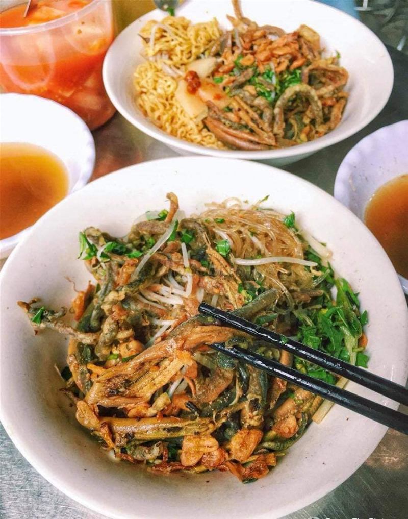Miến lươn Lan Hương - A1 Nam Đồng với đặc trưng là miến lươn trộn giòn đem lại hương vị ngon cho món ăn khiến thực khách phải xuýt xoa khen ngợi