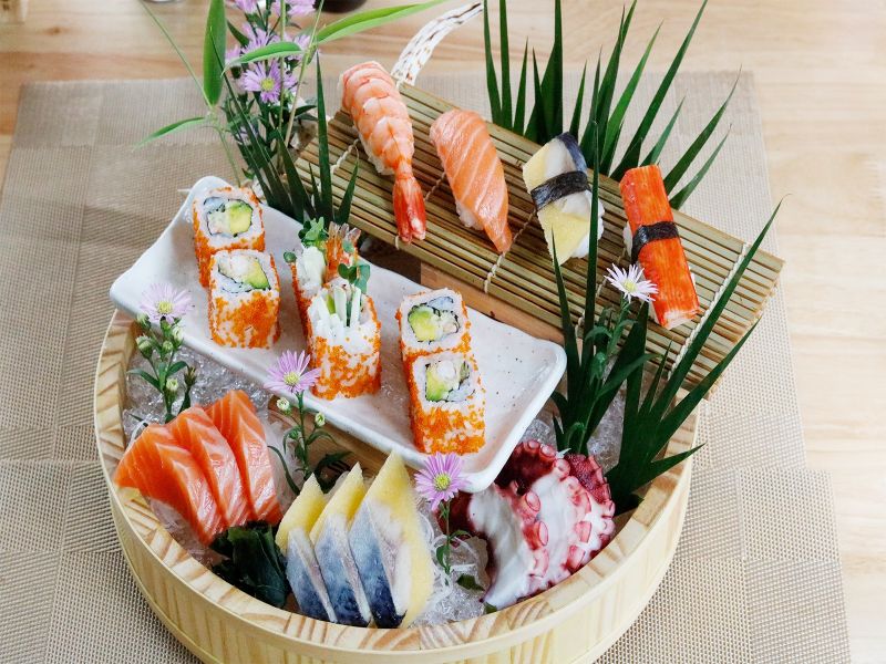 Sushi là một tác phẩm ẩm thực tuyệt vời, với cơm gạo giác ngon được cân bằng hoàn hảo với các loại nhân như cá hồi đậm đà, tôm tươi ngon, và các nguyên liệu khác như avocado và dưa leo. Khi thưởng thức một miếng sushi, hương vị độc đáo và hòa quyện giữa giấm sushi và wasabi tạo nên một trải nghiệm ẩm thực đẳng cấp.
