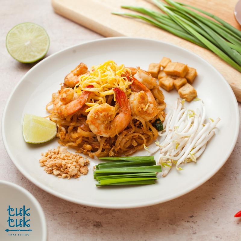 Pad Thai với một sự kết hợp tuyệt vời giữa hủ tiếu, thịt gà hoặc tôm, trứng, và rau cải. Hương vị đặc trưng của nước sốt Thái với vị ngọt, chua, cay, và mặn tạo nên một món ăn mới lạ