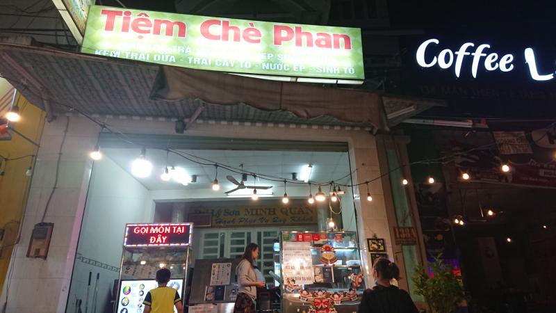 Địa điểm tiếp theo bán chè dừa dầm mà bạn nên thử đó chính là quán Chè Phan. 