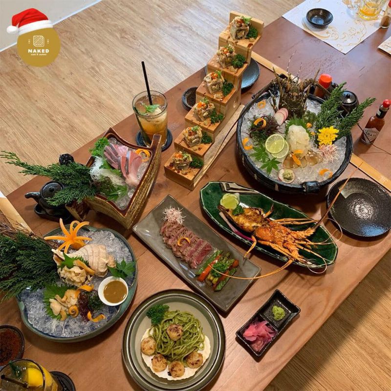 Với những người cuồng sashimi, thật khó lòng bỏ qua Naked Sashimi Set - một trong những món “best seller” của nhà hàng. Lý do không chỉ ở sự kết hợp 7 loại hải sản tươi sống được tuyển chọn kỹ càng, mà còn hút mắt thực khách bởi tính thẩm mỹ của nghệ thuật bày trí hết sức tinh tế
