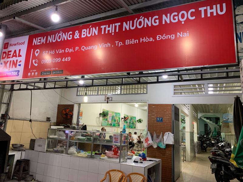 Nem Nướng Ngọc Thu là một trong những quán bán nem nướng nổi tiếng nhất trong giới trẻ hiện nay.