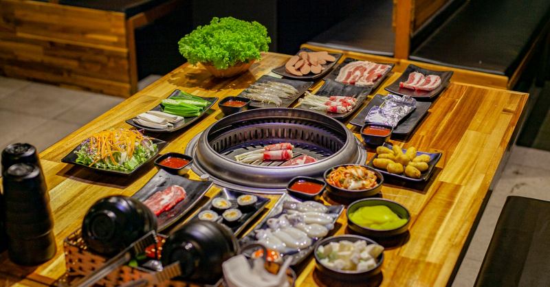 Soowon BBQ Uông Bí - Buffet nướng tại nhà hàng rất đắt khách, từng miếng thịt được nướng chín vừa tới, giữ nguyên độ mềm mại, mọng nước, tan chảy nhẹ nhàng trong miệng, mang đến cảm giác ngon khó cưỡng.