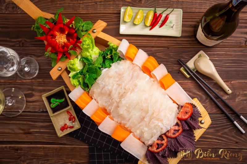 Sashimi là tên gọi chung cho những món ăn sống mà thành phần chính là các loại hải sản tươi sống.   Bởi lẽ họ cho rằng các món ăn từ hải sản nói chung và đặc biệt cá là loài thông minh nên các món ăn từ cá rất có lợi cho người thưởng thức. Không chỉ hấp dẫn thực khách bởi vẻ đẹp tinh tế trong cách chế biến.