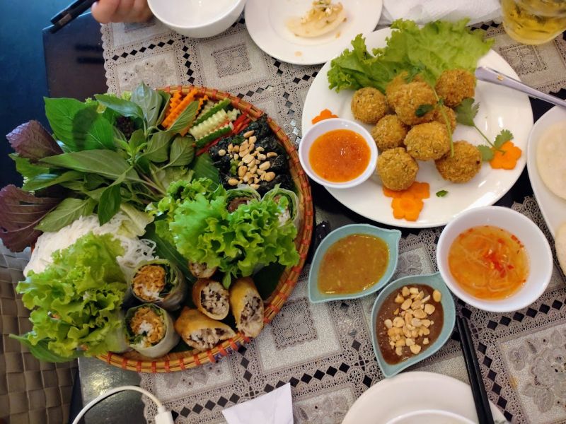 Tọa lạc ngay trung tâm Thành phố Hồ Chí Minh nhưng nhà hàng chay Hoa Khai lại có một không gian thanh tịnh và yên bình