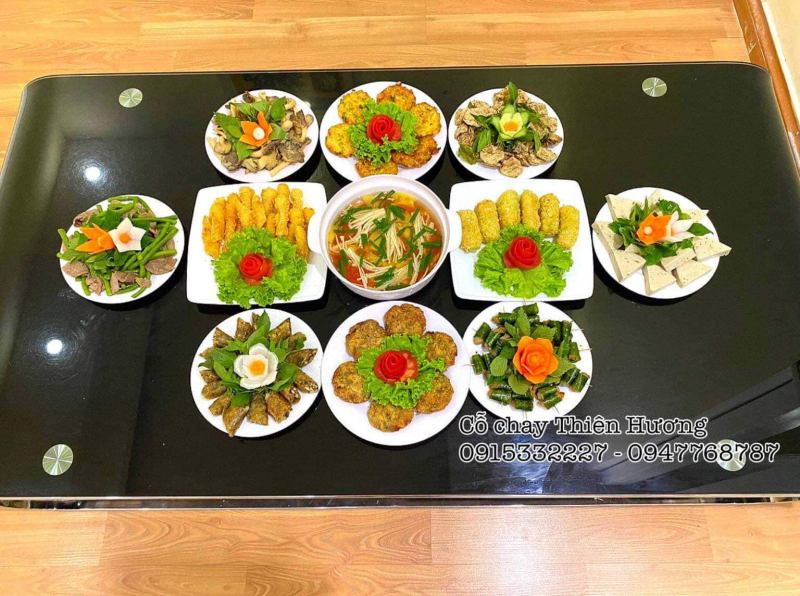 Menu tại quán vô cùng đa dạng với nguồn nguyên vật liệu phong phú. Cách chế biến của quán cũng rất tinh tế khi vẫn giữ được độ thanh đạm của nguyên vật liệu lại phối hợp với cách bày trí món ăn hấp dẫn, đặc sắc khiến khách hàng không thể rời mắt.