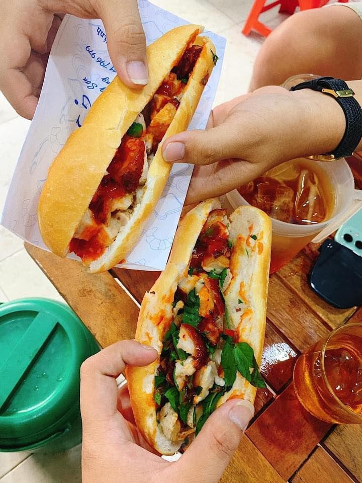 Bánh mì kẹp thịt tại Bánh Mì Hà Hùng có hương vị thơm ngon, đậm đà, phù hợp với khẩu vị của nhiều người.  Vỏ bánh mì giòn rụm, thơm ngon, được nướng nóng hổi trên than hoa.  Thịt nướng vừa chín tới, mềm mại, không bị khô.