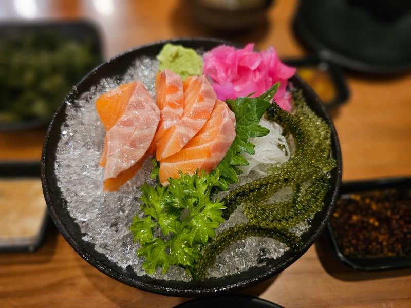 Sashimi cá hồi với các lát cá hồi tươi ngon được cắt mỏng và sắp xếp đẹp mắt trên đĩa. Mỗi miếng Sashimi cá hồi thơm ngon, dai ngọt và mềm mịn mang đến một trải nghiệm ẩm thực độc đáo