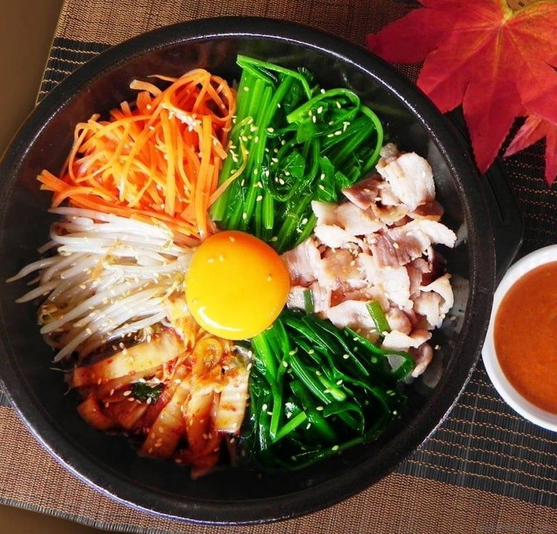 Món cơm trộn Hàn Quốc không chỉ là một bữa ăn, mà còn là hành trình khám phá vị ngon đặc trưng của ẩm thực Hàn. Cơm trắng mềm mại được phủ lớp gia vị độc đáo, tạo nên một hòa quyện hương vị tinh tế, đồng thời kết hợp cùng những thành phần tươi ngon, tạo nên một trải nghiệm ẩm thực tuyệt vời.