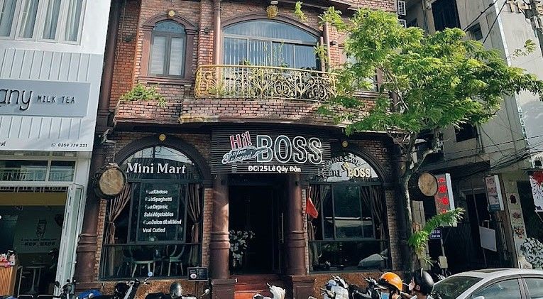﻿﻿Nhà hàng HiBoss mang phong cách châu Âu nổi tiếng ở Huế, đem đến một không gian rộng lớn, đẳng cấp và sang trọng để phục vụ khách hàng