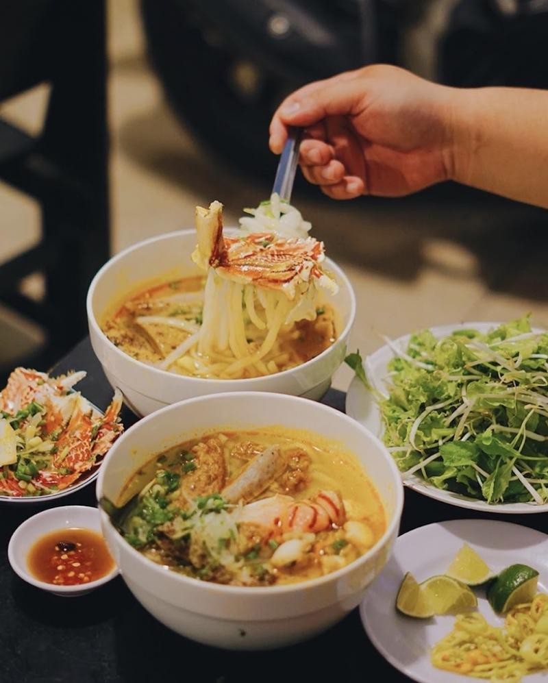 Bánh canh thập cẩm (các loại hải sản) tại Bánh canh Càng Cúm là một món ăn ngon, bổ dưỡng, phù hợp với mọi khẩu vị.   Vị ngọt thanh từ xương hầm, quyện với vị mặn mà của biển từ các loại hải sản.