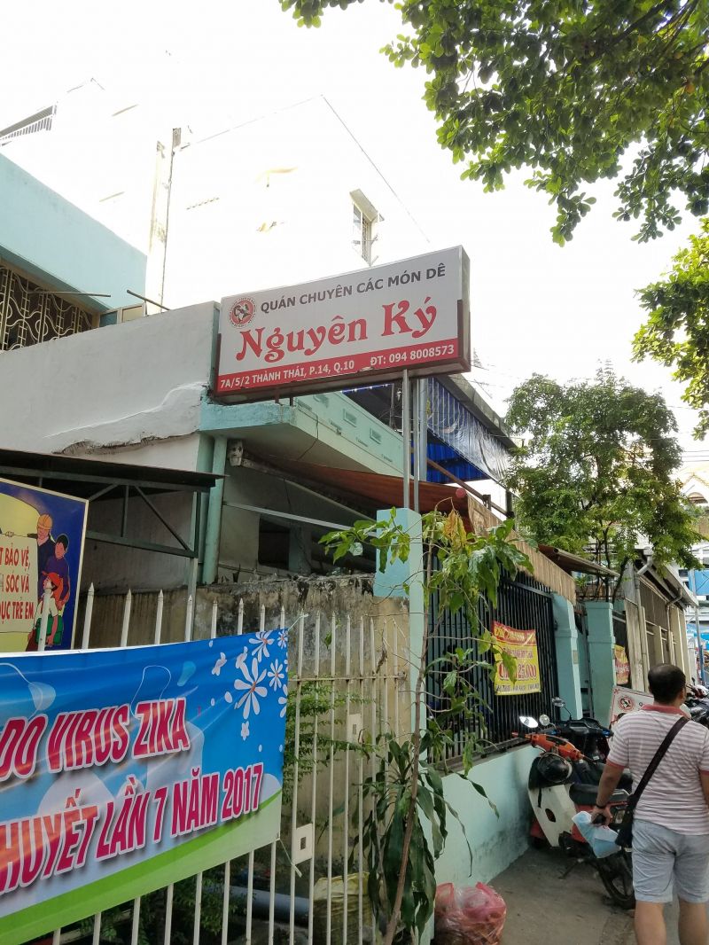 Quán Nguyên Ký, tọa lạc tại số 7a/5/2 Hẻm 7A/5 Thành Thái, Quận 10, TP. Hồ Chí Minh, là một trong những địa điểm lý tưởng cho những tín đồ ẩm thực yêu thích món lẩu đặc biệt nổi tiếng.
