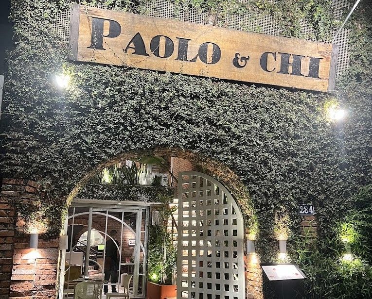Không gian ẩm thực của Palo & Chi cũng rất đậm chất Italia, tone màu được sử dụng là tone trầm ấm, gần gũi và không kém phần sang trọng