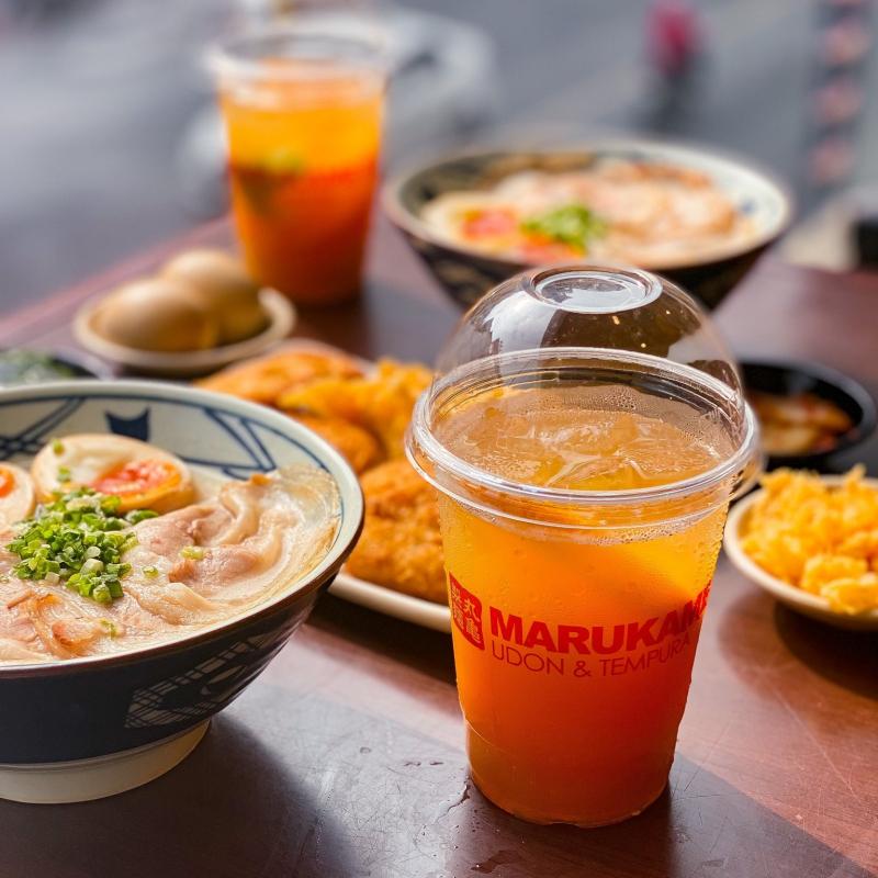 Mì udon tại Marukame Udon tuyệt vời với sự mềm mại và đàn hồi của sợi mì, tạo nên trải nghiệm ngon miệng độc đáo. Nước dùng đậm đà, kết hợp cùng hương vị thơm ngon của các thành phần khác, tạo nên một bữa ăn ngon tuyệt vời, đưa đắm thực khách vào hương vị truyền thống và đẳng cấp của ẩm thực Nhật Bản.
