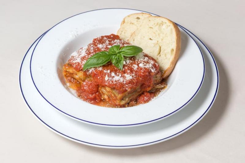 Món Parmigiana mang hương vị đậm đà, hài hòa giữa vị béo ngậy của phô mai mozzarella, vị chua nhẹ của cà chua, vị mặn của thịt nguội và vị ngọt thanh của cà tím.