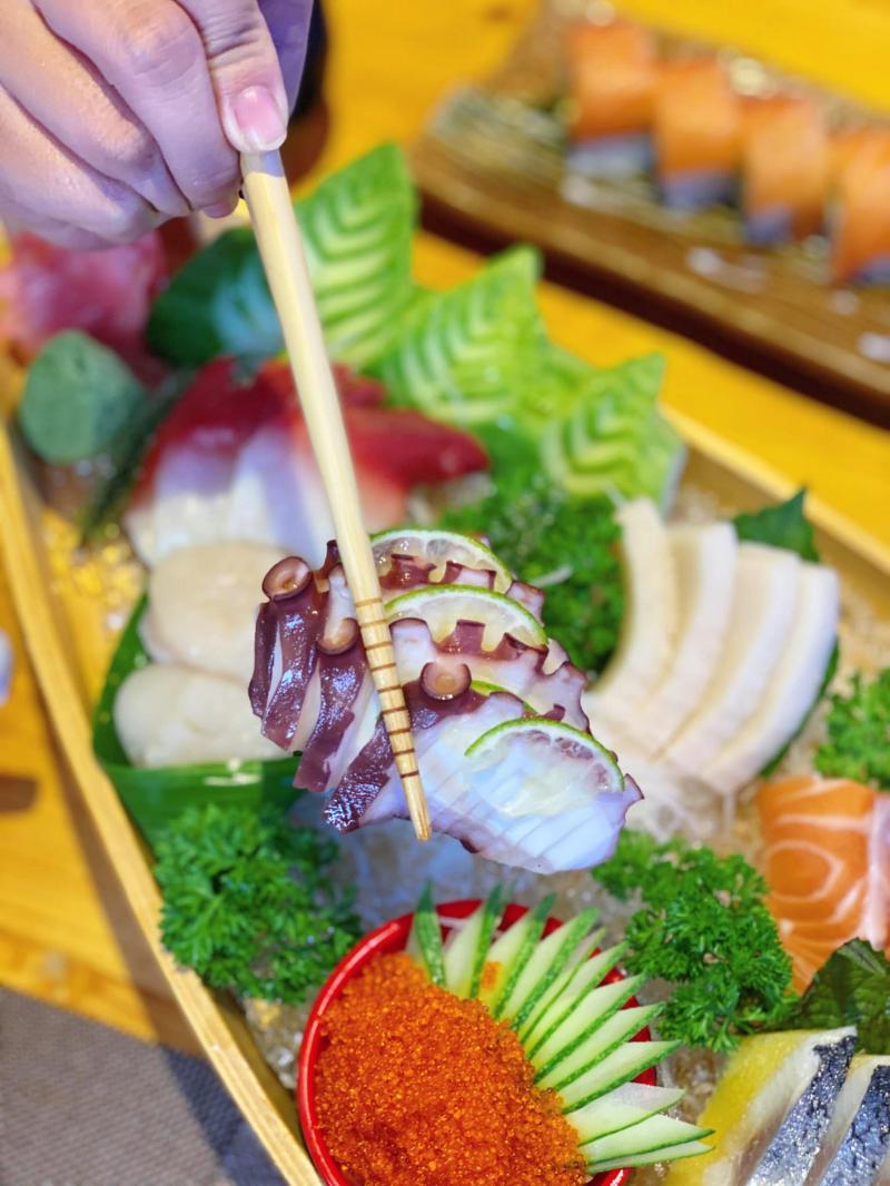 Khi ăn, bạn sẽ cảm nhận được vị ngọt thanh của bạch tuộc hòa quyện cùng vị cay nồng của wasabi, vị chua thanh của gừng và vị mặn của nước tương, tạo nên một cảm giác sảng khoái.
