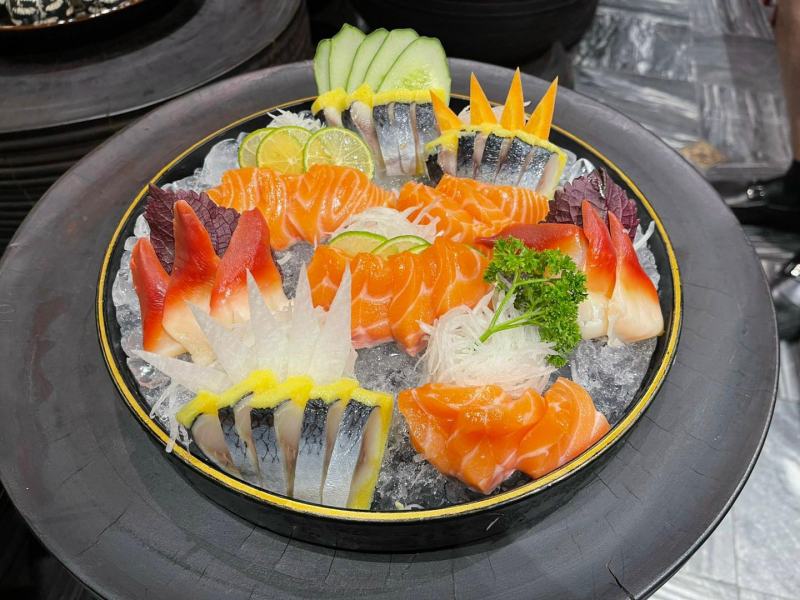 Không quá màu mè và hoa mỹ trong khâu chế biến, cá hồi sashimi được các đầu bếp Ngói Đỏ khai thác ở những khía cạnh nguyên bản nhất, để giữ nguyên vị ngọt và béo của cá hồi kèm theo phương thức trang trí hấp dẫn người dùng. Đặc biệt các thành phần trong món “gỏi sống” này rất tốt cho sức khoẻ của mọi người, thơm ngon tươi sống chuẩn vị được chế biến riêng theo công thức chuẩn của nhà hàng Ngói Đỏ