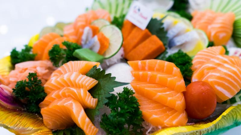 Món sashimi cá hồi là một món ăn tinh tế với những lát cá hồi tươi ngon, mềm mại, cắt mỏng và sắp xếp đẹp mắt. Cá hồi có hương vị béo ngậy, ngọt thanh, thường được thưởng thức cùng nước tương và wasabi