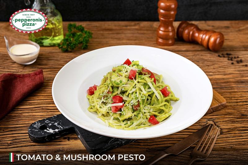 Mỳ Ý xốt Pesto tại nhà hàng Pepperonis với xốt pesto làm từ các loại thảo mộc như húng quế, rau mùi tây, lá oregano, dầu ô liu hoà trộn tạo ra sự độc đáo về cả màu sắc lẫn hương vị. Thưởng thức từng sợi mỳ mềm dai thấm đẫm xốt pesto thơm béo cùng với nấm, cà chua, phô mai parmesan sẽ đem lại trải nghiệm hoàn toàn khác biệt so với các món mỳ Ý quen thuộc.