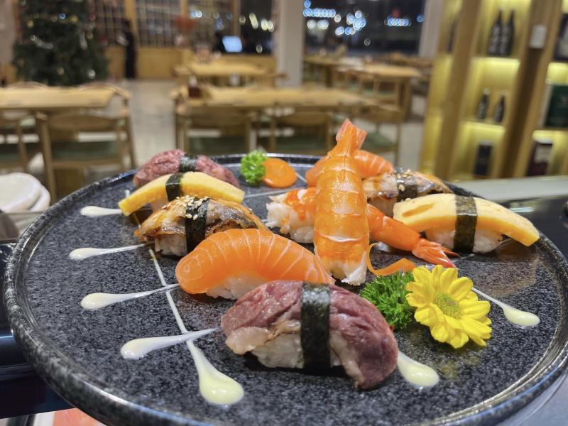 Không gian quán Nhật thiết kế đẹp mắt, rộng rãi, quầy Sushi bar ngồi trực tiếp xem đầu bếp biểu diễn, làm món ăn. Thưởng thức ẩm thực Nhật Bản với không gian sang trọng rộng rãi, phòng riêng sức chứa 50 khách, bãi để xe riêng biệt.