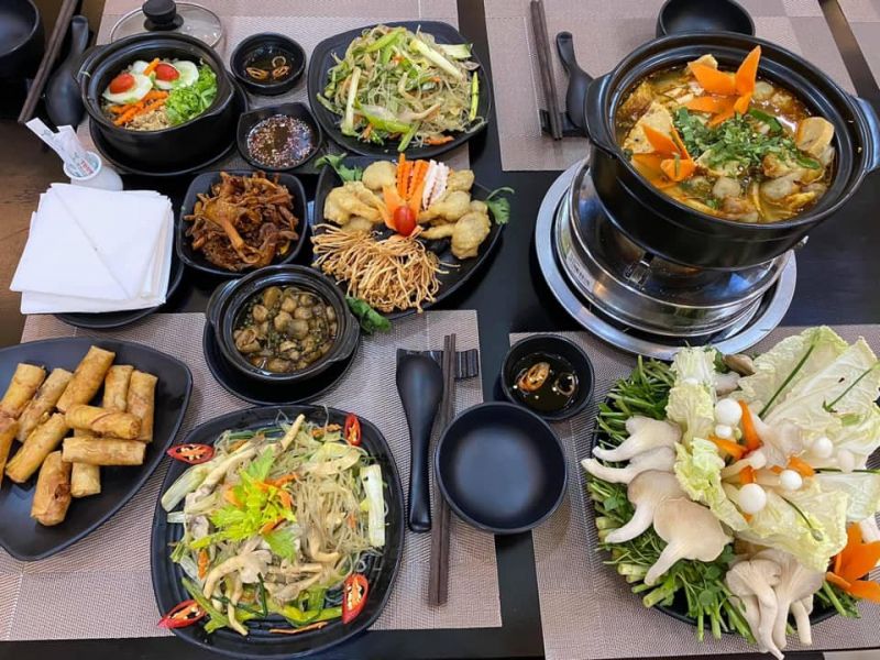 Các món ăn tại Hương Việt được đánh giá khá đa dạng với nhiều nhóm gồm: món khai vị, salad - súp chay, món chiên, món nướng - sốt chay, món nước, món xào, món kho, món luộc, canh, cơm và lẩu chay.