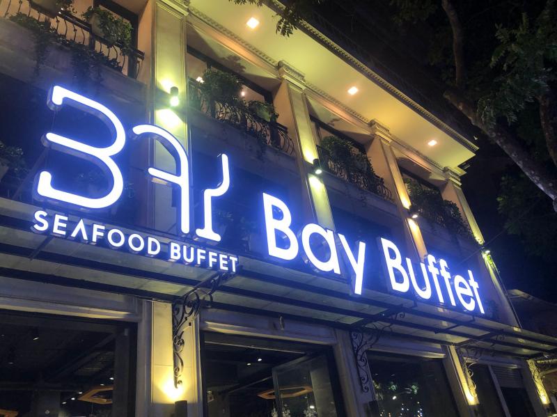 Nằm trên con phố Hà Nội tấp nập, Bay Seafood Buffet nổi bật như một lâu đài nhỏ với vẻ lộng lẫy, tráng lệ của kiến trúc bên ngoài, và ấm áp sang chảnh của không gian bên trong.