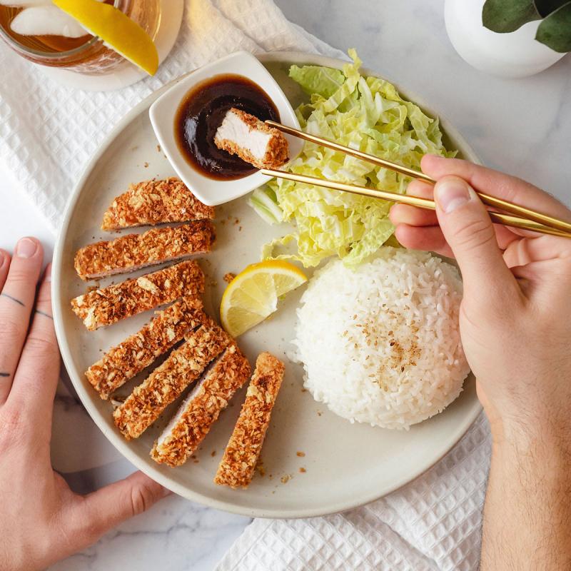 Thịt heo chiên xù Tonkatsu là một trong những đặc sản của Wa Japanese Cuisine với miếng thịt heo mềm được tẩm lớp bột chiên giòn không quá khô và được chiên ở mức lửa vừa ăn kèm sổt nâu giúp cho món ăn này ở Wa luôn à lựa chọn hàng đầu