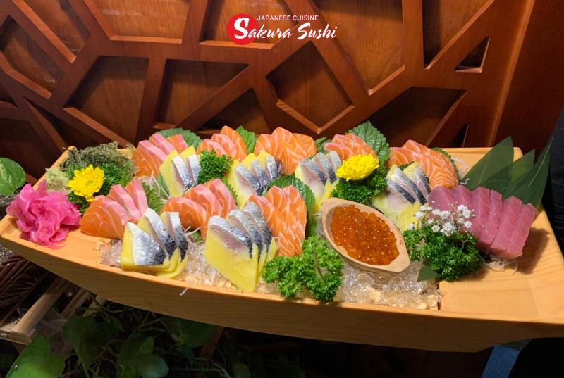 Sashimi được chế biến từ nguyên liệu hải sản tươi sống được đánh bắt trong ngày, đảm bảo độ tươi ngon, ngọt thịt. Cá được cắt lát mỏng, trình bày đẹp mắt trên đĩa, kích thích vị giác của thực khách.