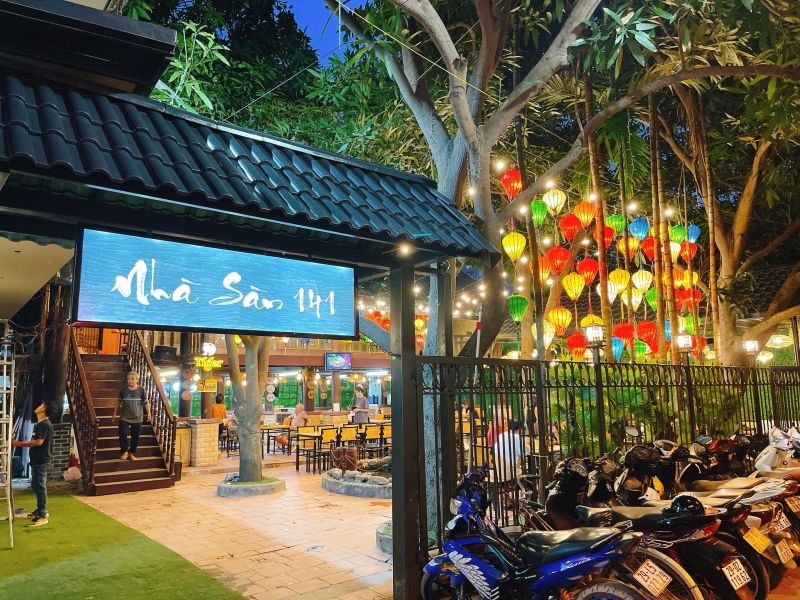 Được biết đến là một trong những quán ngon nổi tiếng tại Hà Nội, Nhà sàn 141 mang đến cho thực khách sự hài lòng tuyệt đối về chất lượng dịch vụ ăn uống tại đây