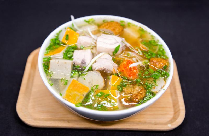 Món bánh canh chả cá là sự kết hợp hài hòa giữa bánh canh mềm mịn và sự thơm ngon của chả cá đặc trưng của quán. Hương vị đặc trưng của nước dùng và sự dai ngon của bánh canh khiến món ăn trở nên hấp dẫn và đầy lôi cuốn