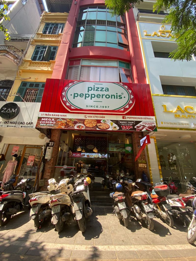 Có mặt tại Hà Nội suốt 2 thập kỉ qua Pepperonis đã thể hiện được vị trí của mình trong khi rất nhiều những cửa hàng pizza khác xuất hiện