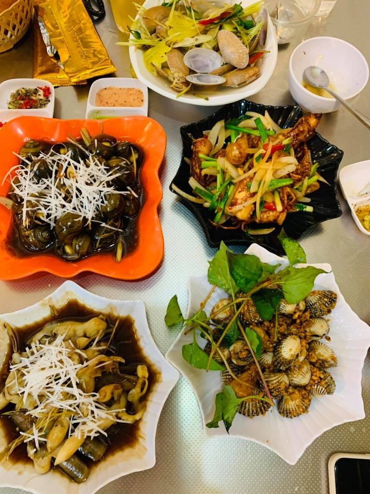 Ốc Minh Châu nổi tiếng với nhiều loại ốc được chế biến theo nhiều kiểu khác nhau mang lại hương vị lạ miệng cho mỗi thực khách ghé qua