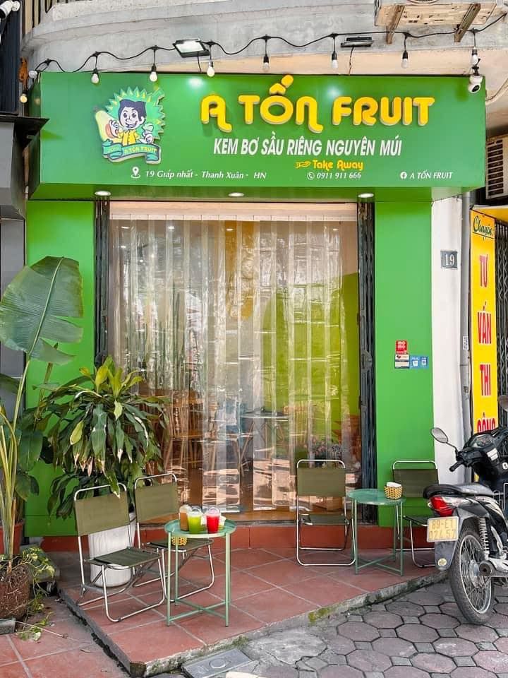 A Tốn Fruit là một trong những quán kem bơ được yêu thích và nổi tiếng tại Hà Nội, với không gian nhỏ nhắn nhưng rất xinh xắn và sáng sủa.
