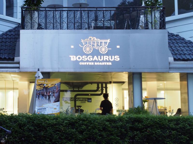 Bosgaurus Coffee là một địa chỉ khá nổi tiếng, quen thuộc của nhân viên văn phòng ở Sài Gòn.