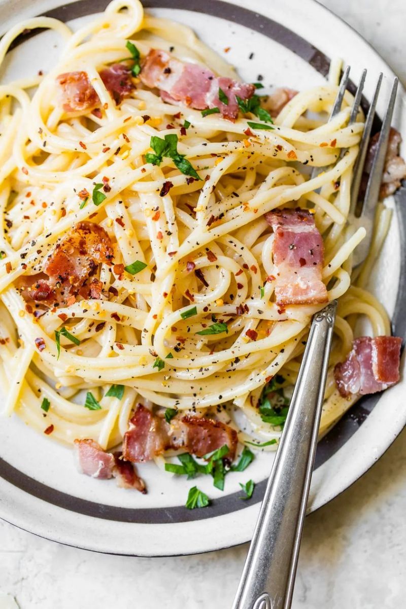 Mỳ carbonara với sợi mỳ ý dai giòn kết hợp cùng thịt xông khối và sốt kem hành khiến ai cũng phải xuýt xoa khen ngợi