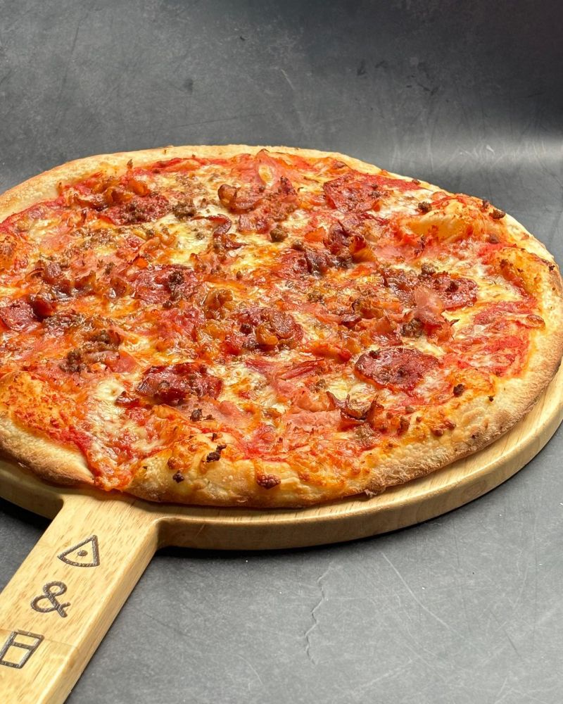 Pizza của nhà hàng Pizza & Bia được  bưng ra nóng hổi, topping tươi ngon từ biển ngập tràn mặt bánh quyện với xốt Marinara, là một trong những món ăn được hâm mộ nhất tại đây