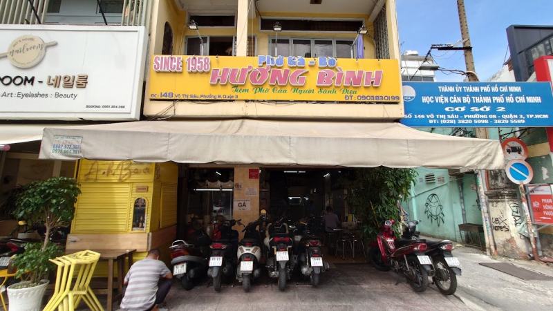 Phở Hương Bình là một quán phở lâu năm lọt top yêu thích của rất nhiều thực khách TP. HCM