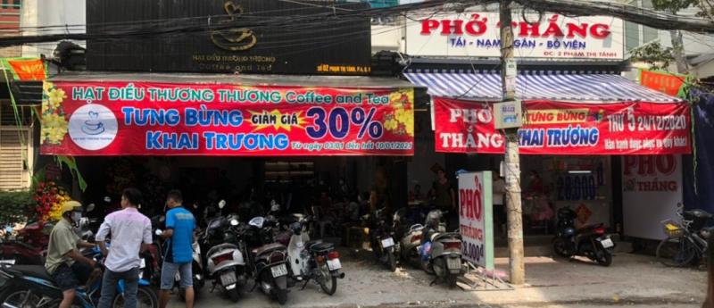  Phở Thắng có mùi thơm kỳ lạ rất cuốn hút người ăn. Không có gì tuyệt vời hơn, một buổi sáng mùa đông lạnh, được thưởng thức một bát phở.