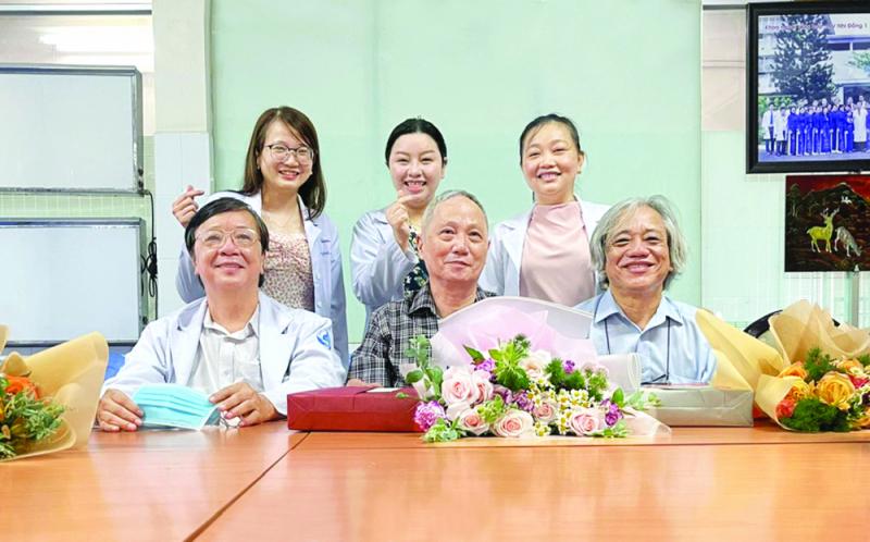 Bác sĩ Đào Trung Hiếu (ngồi, bìa trái) và ê kíp phẫu thuật sơ sinh của Bệnh viện Nhi Đồng 1