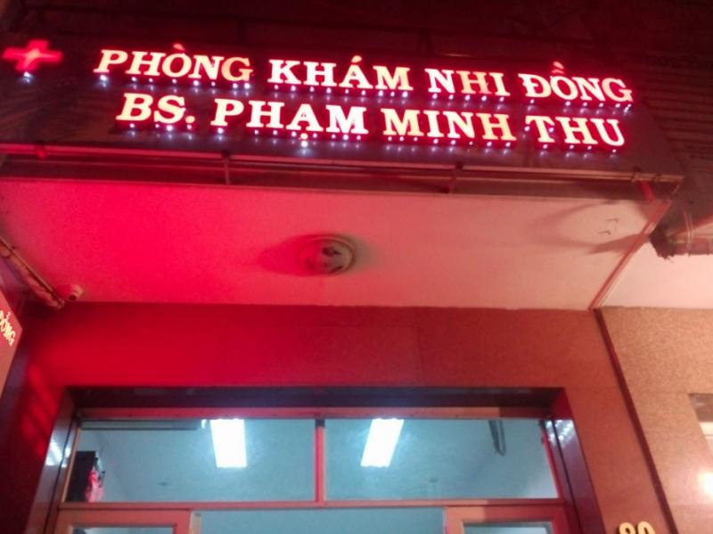 Phòng khám có hệ thống đèn chiếu sáng dịu nhẹ, không gây chói mắt cho trẻ.