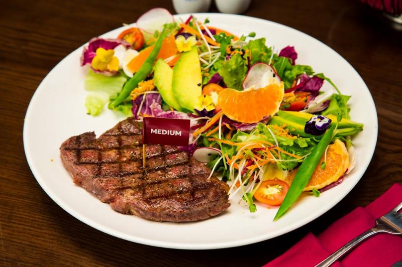 Khi thưởng thức một miếng Steak, bạn sẽ trải nghiệm sự hòa quyện tuyệt vời giữa vị béo ngậy của thịt và hương thơm đặc trưng khi thịt được nướng chín hoàn hảo. Mỗi miếng Steak có vẻ ngoài hấp dẫn và hương vị độc đáo vô cùng hấp dẫn
