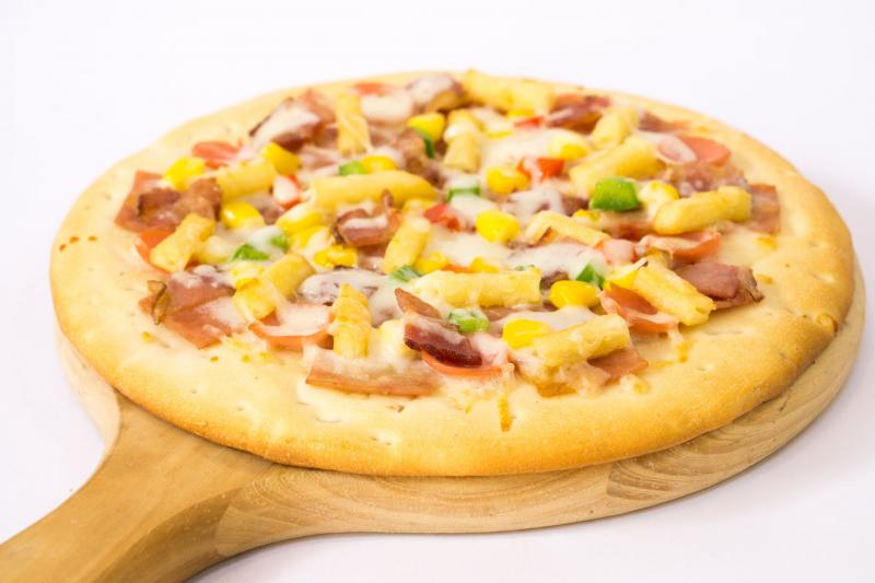 Với pizza, những bạn fan cứng của pizza đều dành lời khen ngợi cho Chicken BBQ. Pizza đế mỏng, nhiều phô mai, topping thịt nguội, nấm hương. Pizza là món ăn nổi tiếng của nền ẩm thực nước Ý cho nên khi du nhập vào Việt Nam thì đã được đông đảo thực khách đón nhận, đặc biệt là giới trẻ.